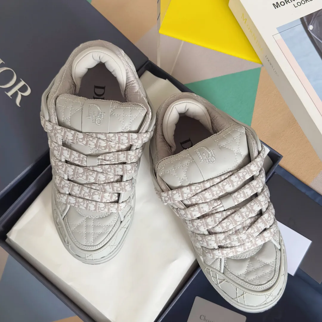 [DIOR] P: 820💰 Men's 39-44. (Male 38. 45. Customized) Dior Dior B9S series top version bread shoes casual sports shoes skate shoes original purchase development and production This new B9S skateboard sneakers are inspired by skateboarding and Dior's high-order spirit. Crafted from navy blue cotton tweed, the classic cannage pattern is reinterpreted with grained calfskin details in homage to Dior's savoir-faire. Padded tongue and technical fabric leg provide ideal comfort. Iconic details abound throughout the design, such as the Dior signature on the heel and tongue, cannage-patterned panels, and the rubber Dior Charm signature on the side inspired by the Dior logo. The rubber soles engraved with Oblique printing with a gradient effect are more refined and can add a high-end temperament to various looks. Exquisite packaging at the delivery counter🛍📦 ▪️Fabric: Original customized first-layer cowhide + tweed ▪️Inner lining: Customized breathable lining ▪️Outsole: Original open-molded anti-slip TPU material ▪️Sole thickness: 3.5CM.